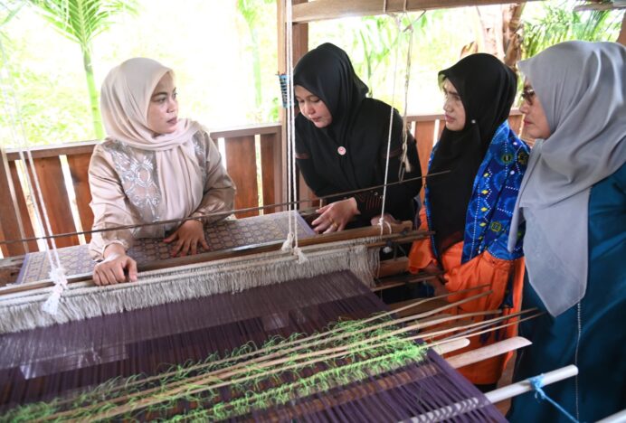 Ketua Dekranasda Aceh Besar Kunjungi Sentra Kerajinan Songket dan Souvenir