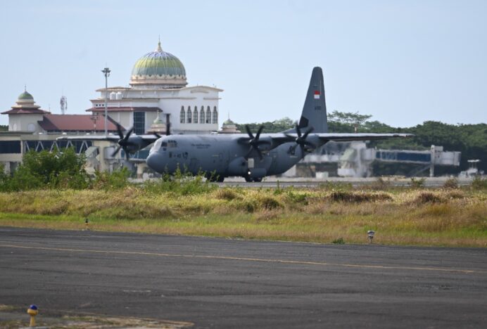 Tiga Pesawat C-130J Super Hercules TNI AU Satgas Garuda Merah Putih II Mendarat di Lanud SIM