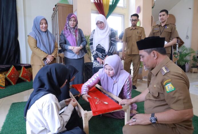 Bupati Muharram Tinjau Galeri dan Rumah Produksi UMKM Dekranasda Aceh Besar
