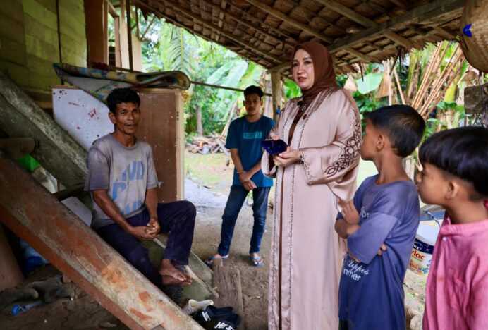 Kak Na Mualem Beri Santunan untuk Pelajar Aceh Utara yang Tinggal di Rumah Reyot