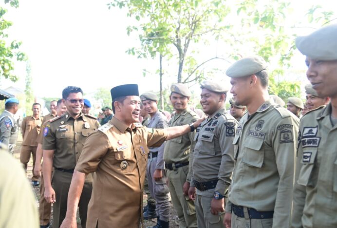 Wabup Syukri Periksa Gelar Pasukan Satpol PP dan WH Aceh Besar