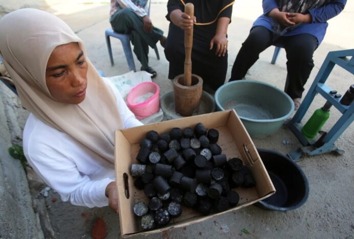 Pelaku UMKM Lamkeunung Darussalam, Sulap Ampas Kopi Jadi Briket LK Coffee