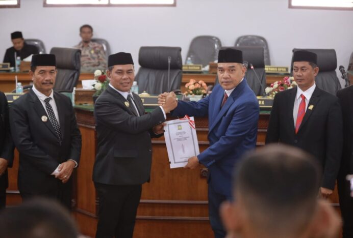Bupati Aceh Besar Serahkan Raqan Perubahan Anggaran Tahun 2025 Ke DPRK