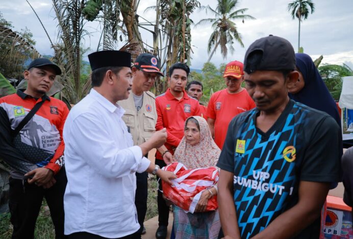 Wabup Syukri Serahkan Bantuan Masa Panik untuk Korban Kebakaran