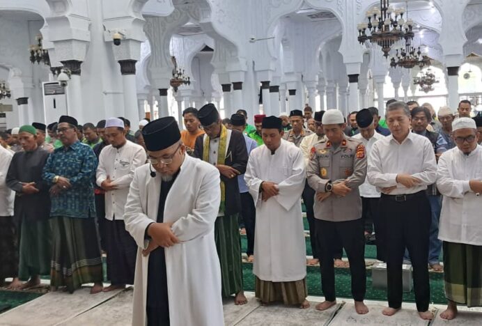 Ojol Aceh Shalat Ghaib untuk Rekannya Terlindas Mobil Polisi di MRB