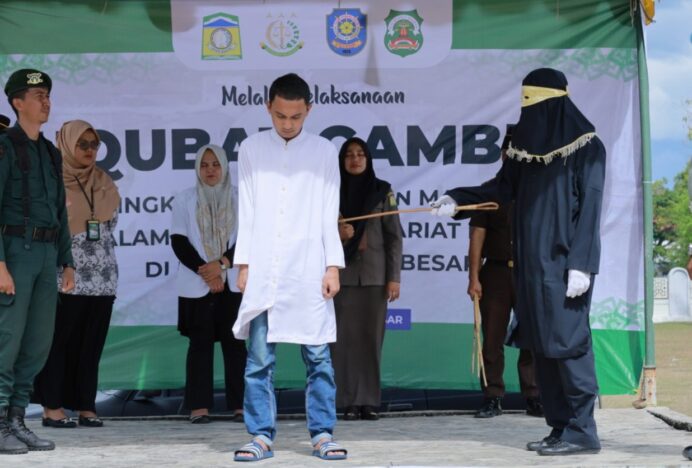 Empat Pelanggar Syariat Islam Jalani 6 dan 16 Kali Cambuk di Aceh Besar