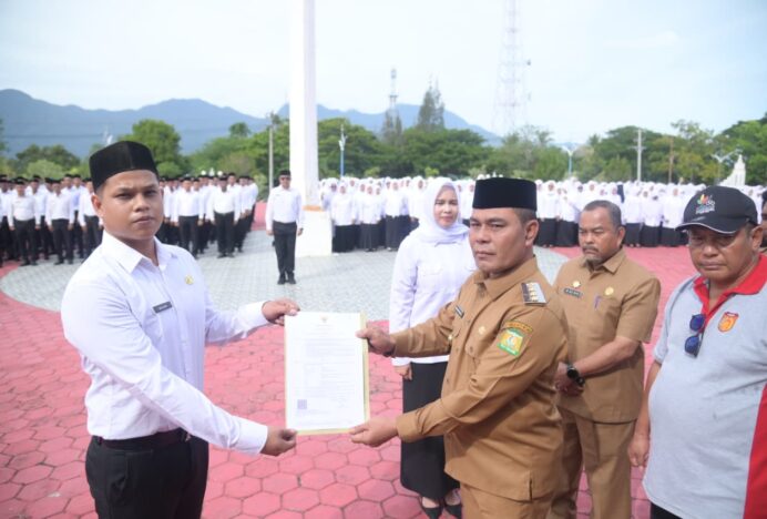 Bupati Muharram Serahkan SK Pengangkatan 890 PPPK Aceh Besar Tahap I