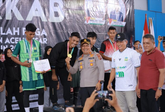 Kapolres Aceh Besar Serahkan Medali Cabor Atletik PORKAB 2025