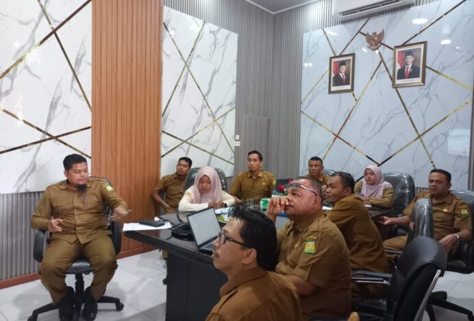Tim Diskominfo Aceh Besar Latih Operator DPMG dan DLH Terkait E-Office