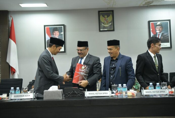 Pemerintah Aceh Sampaikan Nota Keuangan dan Raqan Perubahan APBA 2025 di DPR Aceh