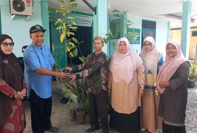 Ekoteologi Jadi Gerakan Nyata, Kemenag Aceh Besar Serahkan Bibit Pohon Produktif