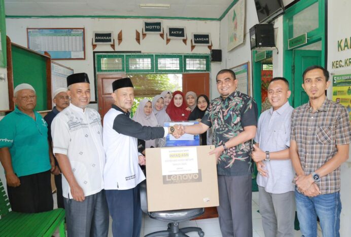 Tingkatkan Layanan, Kankemenag Aceh Besar Salurkan Infaq ASN untuk KUA Krueng Barona Jaya