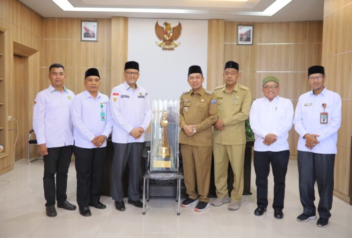 Kakankemenag Banda Aceh Serahkan Piala Bergilir MTQ ke Bupati Pidie Jaya