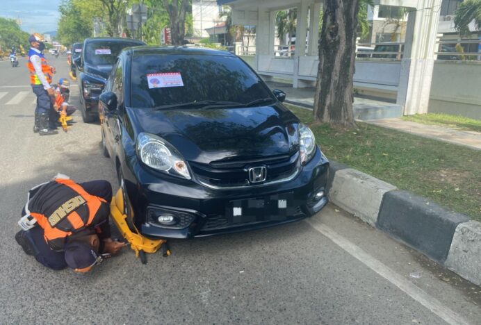 Demi Keselamatan dan Ketertiban, Dishub Banda Aceh Gembok Kendaraan yang Langgar Aturan Parkir