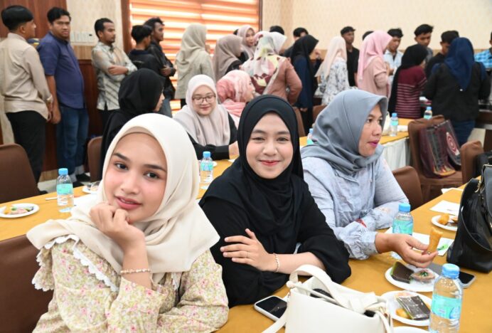 Keseruan Antrean Hidangan Makanan Siang Kader Gampong Anti-Narkoba