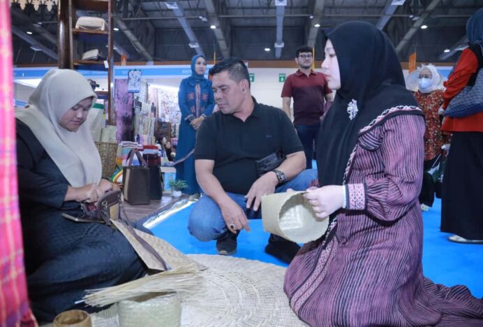 Bupati Aceh Besar Tinjau Stand Dekranasda Aceh Besar di Inacraft