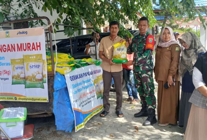 Wujud Kepedulian terhadap Ketahanan Pangan, Babinsa Lhoknga Turun Awasi GPM–SPHP