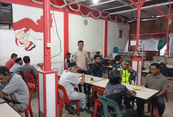 Jaga Kamtibmas, Babinsa Koramil Syiah Kuala Ajak Pemuda Aktif dalam Patroli Lingkungan