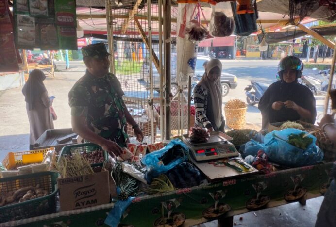 Pastikan Ketersediaan Sembako Aman, Babinsa Koramil Peukan Bada Monitoring ke Pasar Ajuen