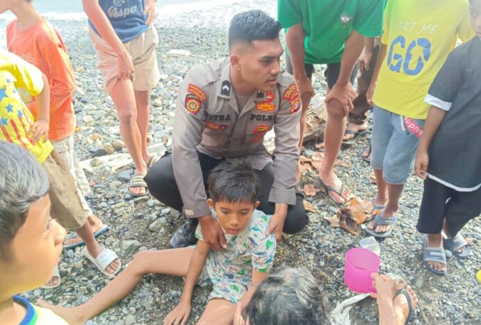 Aksi Cepat Personel Polres Aceh Selatan Selamatkan Anak Tenggelam di Laut Tapaktuan