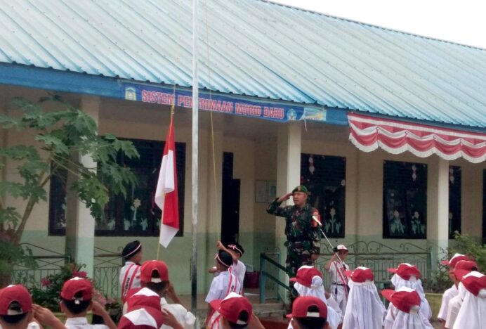 Anggota Koramil 18/Ingin Jaya Sertu Hendro Sutikno Jadi Pembina Upacara di SDN Meunasah Tutong