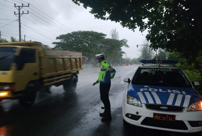 Satlantas Polres Aceh Jaya Imbau Pengguna Jalan Waspadai Hujan Lebat dan Genangan Air