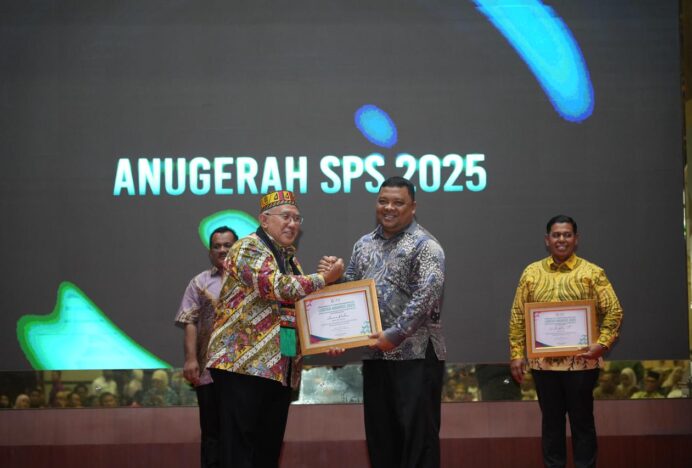 Bupati Aceh Besar Terima Lontar Awards SPS 2025