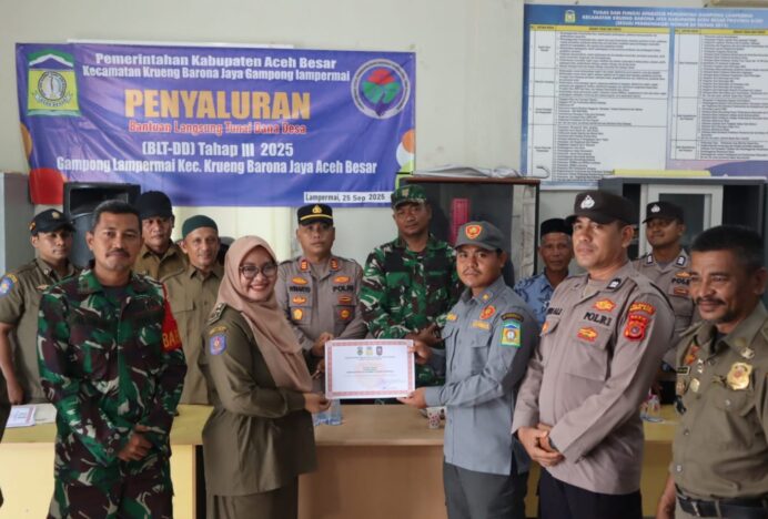 Satpol PP dan WH Aceh Besar Beri Penghargaan kepada Satlinmas Lampermai