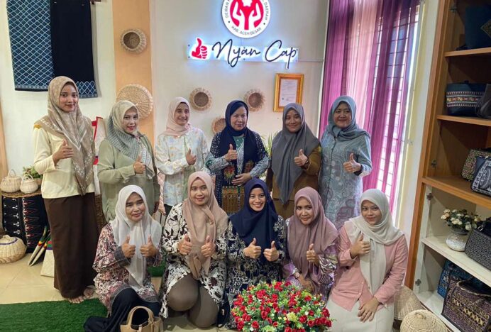 Ibu Dansesko TNI Kunjungi Dekranasda Aceh Besar