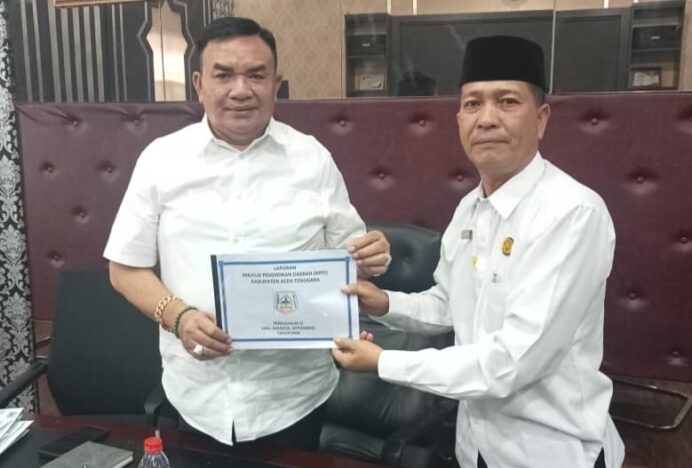 Ketua MPD Aceh Tenggara Serahkan Laporan Kerja Triwulan kepada Bupati