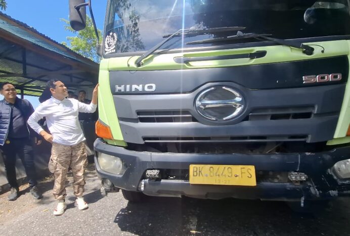 Wagub Sapa Supir Truk Pelat Luar Aceh di Puncak Gurutee, Beri Jajan Makan Siang