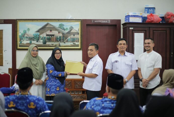 Plt Kadispar Banda Aceh Serahkan 35 SK PPPK Penuh Waktu