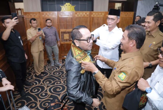Wabup Syukri Sambut Baleg DPR RI di Bandara SIM