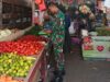 Kontrol Ketersediaan dan Harga Pangan, Babinsa Koramil 25/SK Turun ke Pasar Rukoh Barona