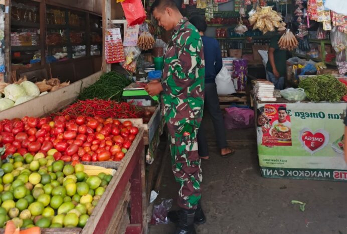 Kontrol Ketersediaan dan Harga Pangan, Babinsa Koramil 25/SK Turun ke Pasar Rukoh Barona