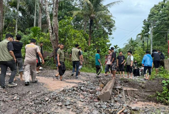 Akses Jalan Menuju Blang Pandak Terputus Akibat Longsor, Warga dan Camat Tangse Turun Tangan