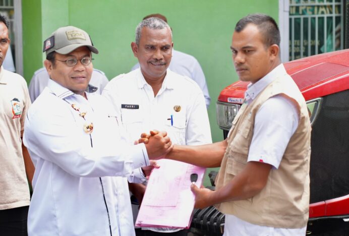 Dorong Produktivitas Petani, Wali Kota Sabang Serahkan Traktor Roda Empat