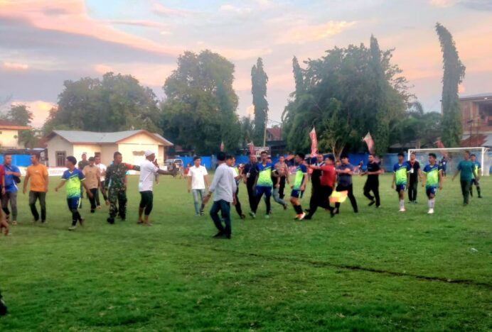 Kericuhan Meletus di Lapangan PSKU Lamreung, Pemain Leupung FC Protes Keras Keputusan Wasit