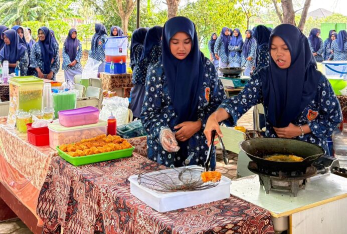 Siswa MAN 1 Aceh Besar Gelar Market Day P5RA