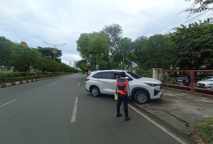 Tingkatkan Keselamatan Lalu Lintas, Dishub Banda Aceh Tertibkan Kendaraan Langgar Parkir