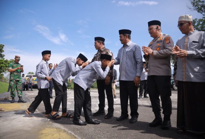 Bupati Syech Muharram Lepas Kafilah MTQ Aceh Besar ke Pidie Jaya