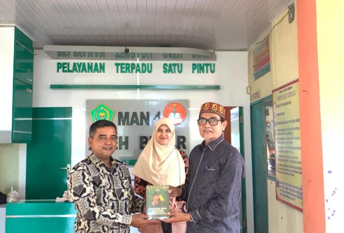 MAN 4 Aceh Besar Perkaya Koleksi, Terima Sumbangan Buku Kearifan Lokal