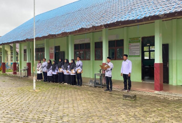 MIN 7 Aceh Besar Gelar Upacara HGN ke-80, Kepala Madrasah Bertindak Pembina Upacara