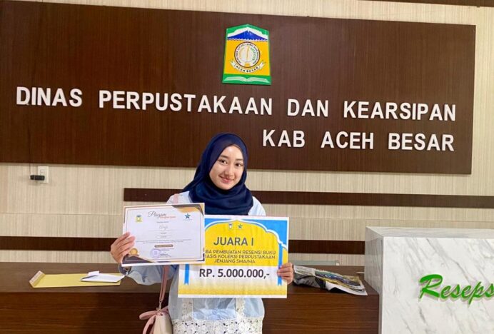Siswi MAN 3 Aceh Besar Juarai Lomba Resensi Buku; Terima penghargaan pada penutupan HUT Aceh Besar