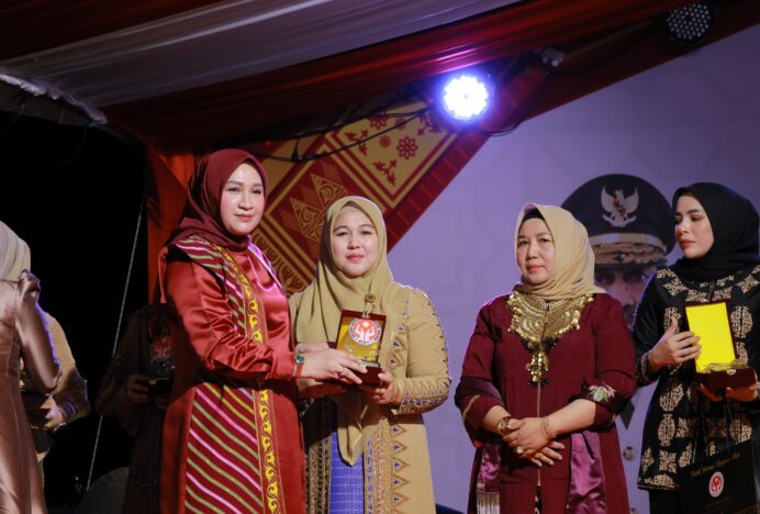 Ketua Dekranasda Aceh Besar Terima Penghargaan pada Rakor dan Pameran Kriya Unggulan se-Aceh
