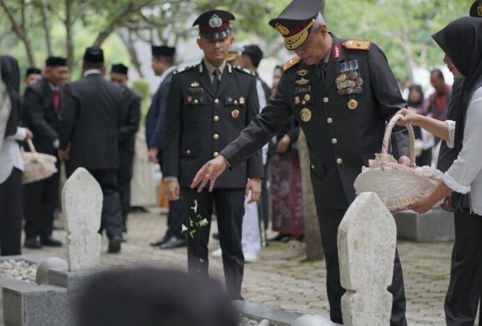 Wakapolda Aceh Ikuti Upacara Ziarah Nasional Hari Pahlawan di TMP