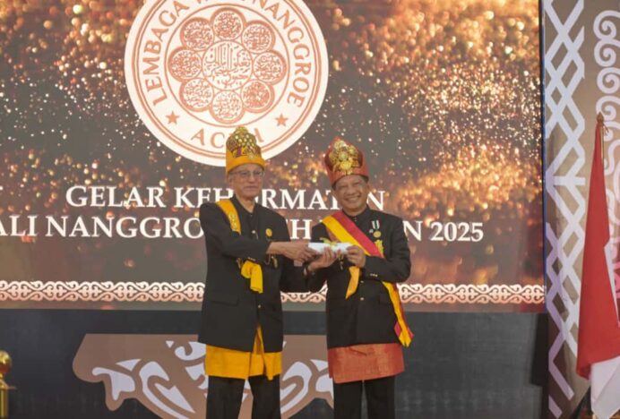 Mendagri Tito Karnavian Terima Gelar Adat dari Wali Nanggroe