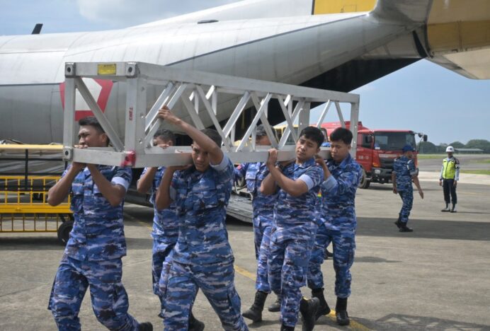 Hercules TNI AU Mendarat di Lanud SIM, Bawa Perangkat Percepatan Perbaikan Tower Listrik SUTT Aceh