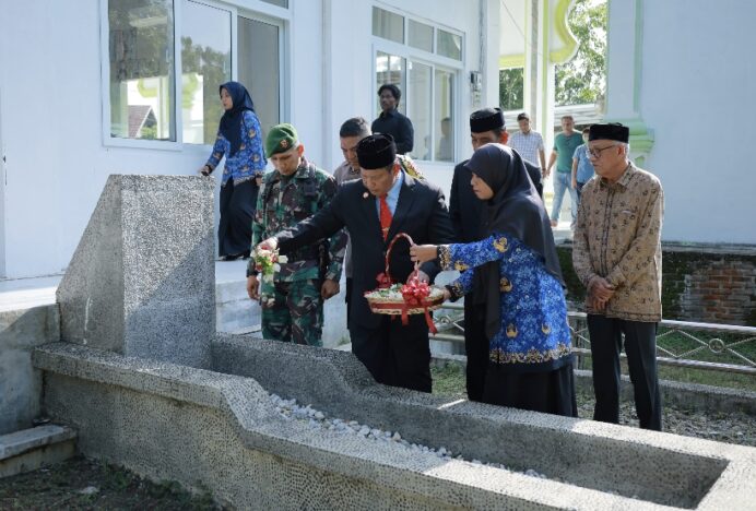 Peringati Hari Pahlawan, Sekda Aceh Besar Ziarah Makam Panglima Teuku Nyak Makam