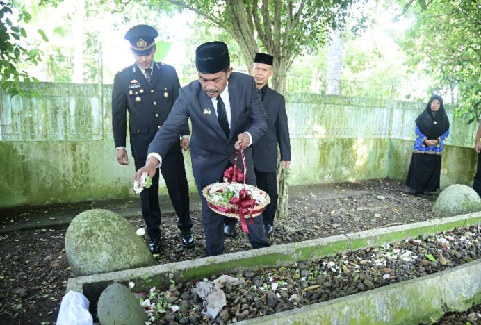 Jelang Hari Pahlawan, Wakil Bupati Aceh Besar Ziarah ke Makam Pahlawan Teungku Fakinah